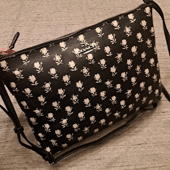 COACH AMERICANA FLORAL LARGE SWINGPACK CROSSBODY BAG IN BLACK / PARCHMENT - Picture 3 of 7